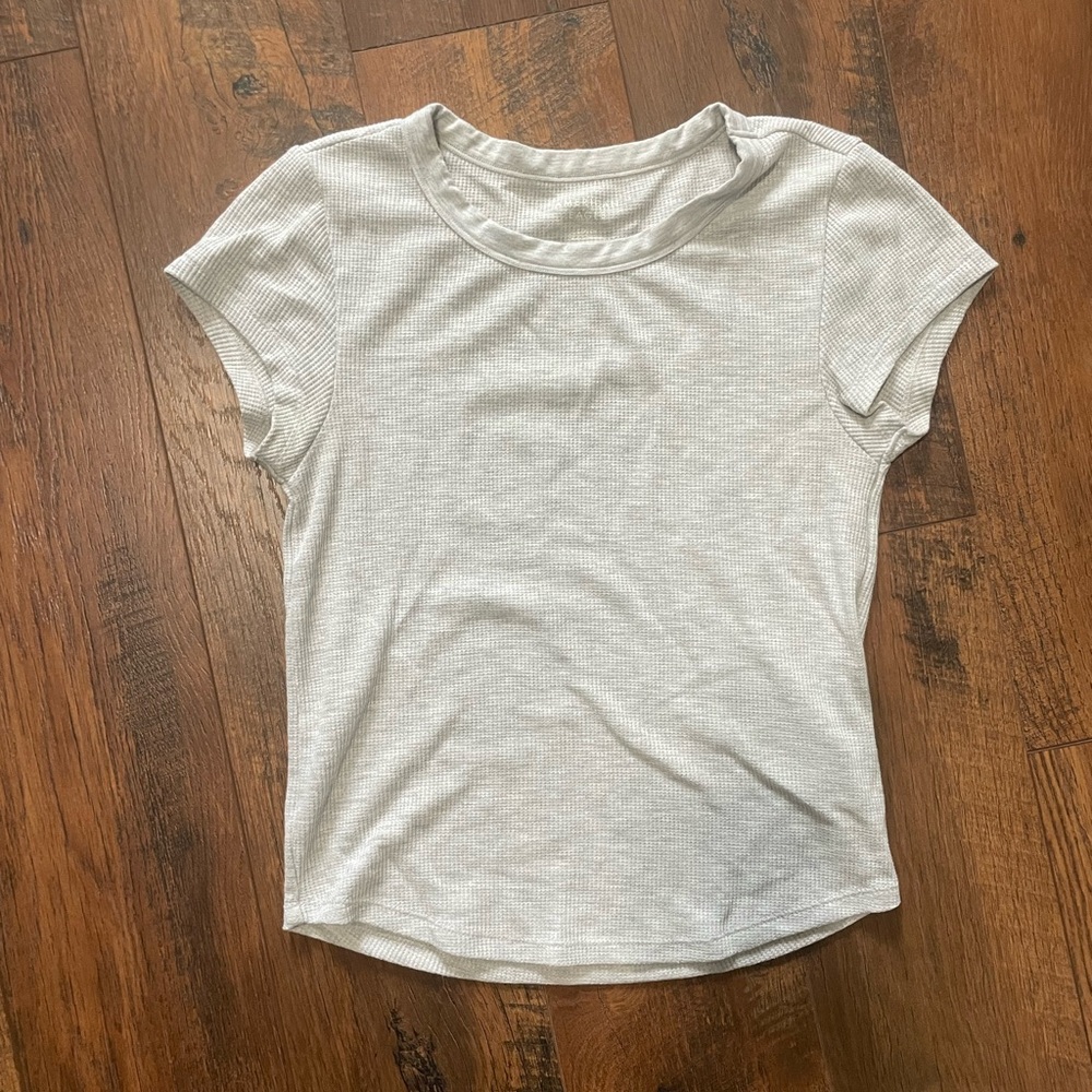 Women’s light gray American eagle shirt